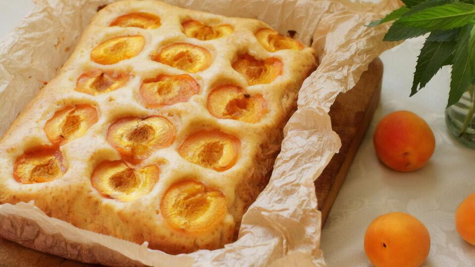 Пирог с абрикосами подается теплым