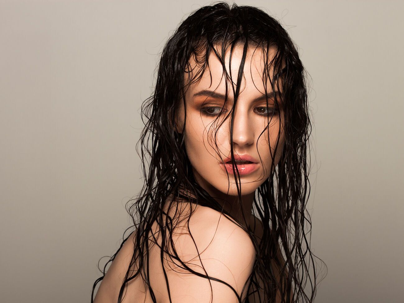 Причиной ломкости является сон с мокрыми волосами