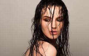 Причиной ломкости является сон с мокрыми волосами