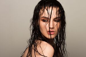 Причиною ламкості волосся є сон із мокрими локонами