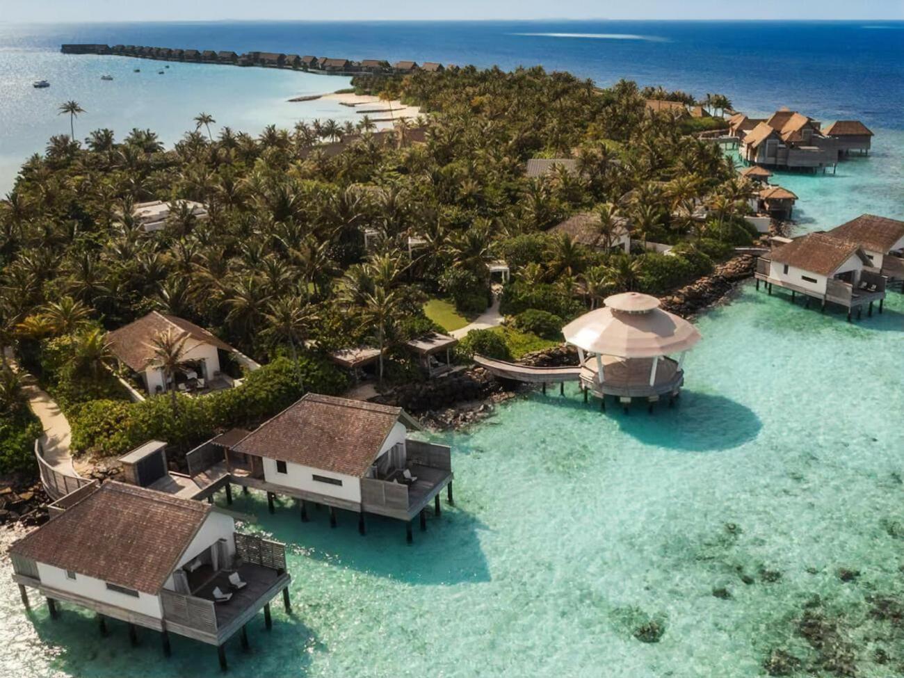Стоимость проживания на двоих за одну ночь в Waldorf Astoria Maldives варьируется от 100 тыс. до 323 тыс. грн, также в отеле есть позиция за более чем 1 млн грн за одну ночь, отметили СМИ
