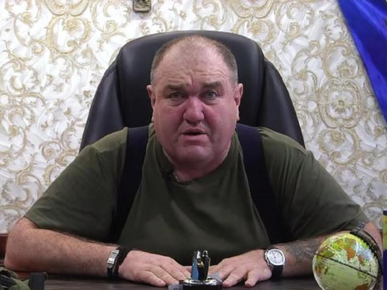 Автор ролика зазначив, що вони одного віку з Поворознюком, але той не на фронті, а "тільки розповідає, як воювати"