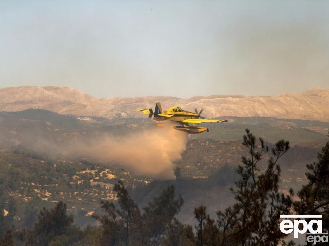 У Греції під час боротьби з лісовими пожежами впав пожежний літак