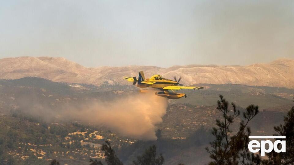 В Греции во время борьбы с лесными пожарами упал пожарный самолет