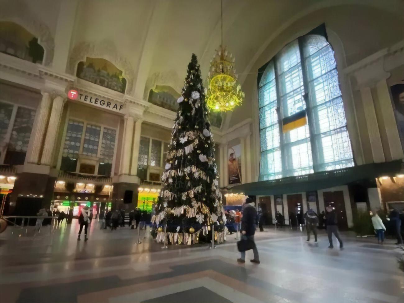 Чиновницу подозревают в присвоении денег при закупке елки для вокзала Киева