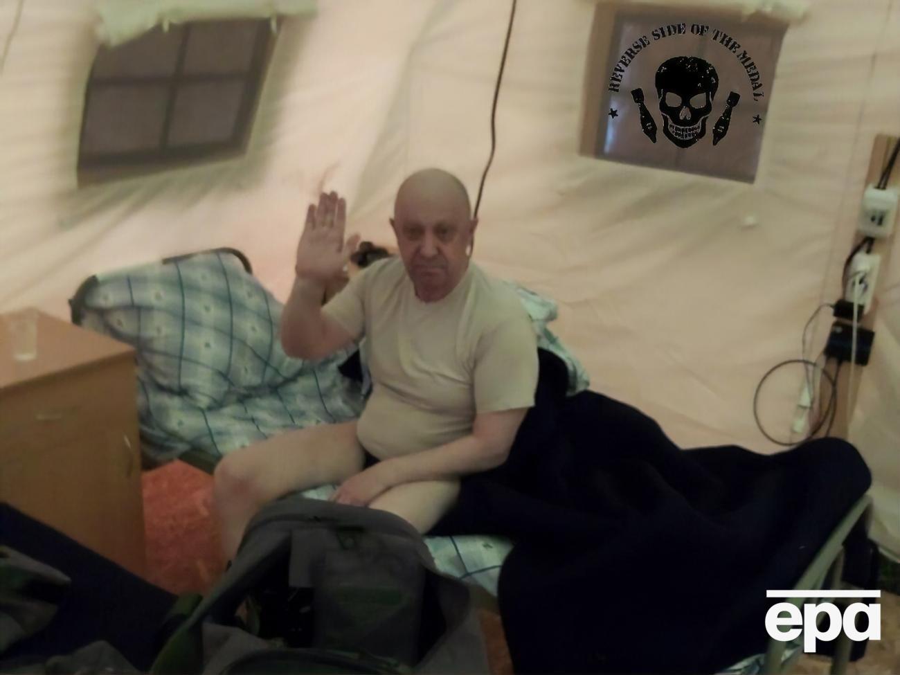 Пригожин организовал в питерской гостинице "гарем", предпочитал девственниц и не пользовался средствами контрацепции, выяснил The Insider