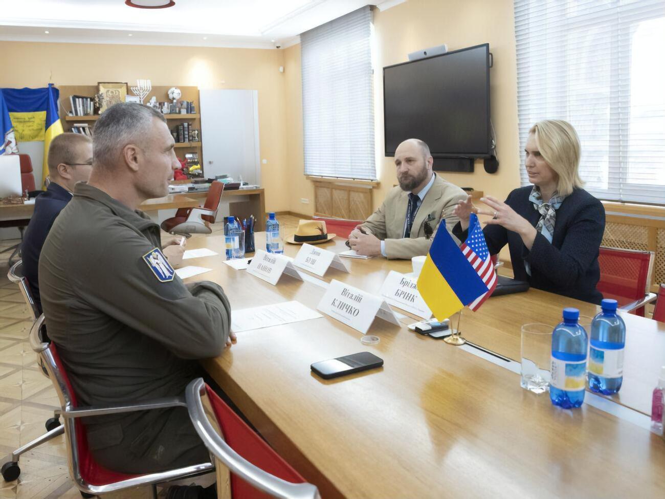 Мэр Киева поблагодарил американских дипломатов за поддержку и помощь