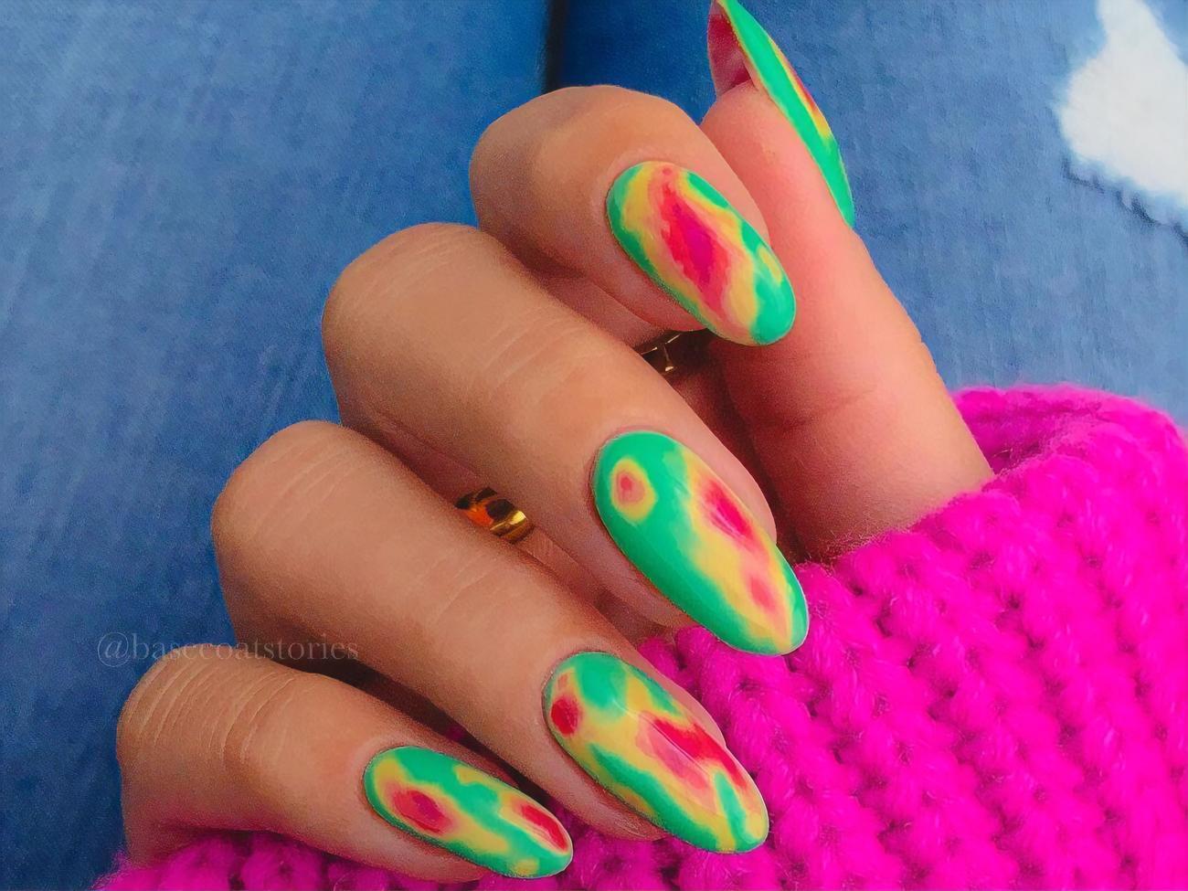 На финальном этапе нужно закрепить маникюр плотным прозрачным покрытием