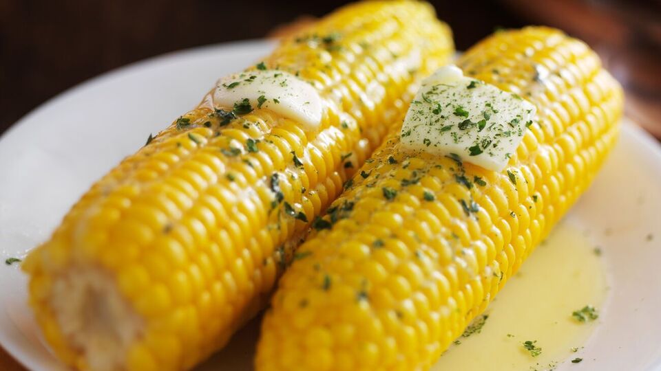 Кукуруза гораздо быстрее готовится в микроволновке