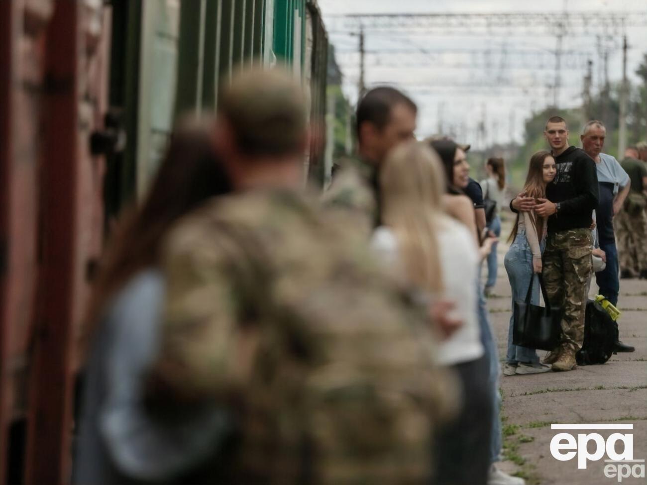 93% опрошенных доверяют ВСУ. На фото&nbsp;&ndash; вокзал Краматорска в мае 2023 года, военнослужащие прощаются с близкими