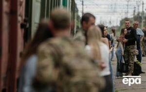 93% опрошенных доверяют ВСУ. На фото – вокзал Краматорска в мае 2023 года, военнослужащие прощаются с близкими