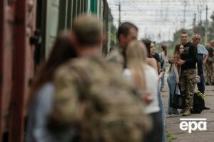 93% опрошенных доверяют ВСУ. На фото – вокзал Краматорска в мае 2023 года, военнослужащие прощаются с близкими