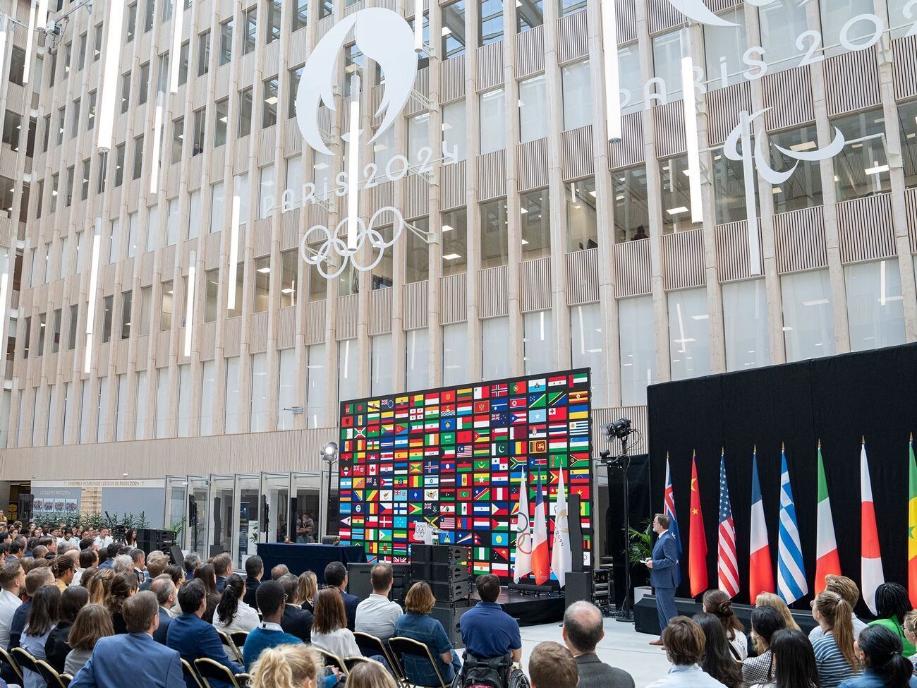 Решение о том, будут ли спортсмены из РФ и Беларуси принимать участие в Олимпиаде в Париже под белым флагом, примут отдельно, сообщили в МОК