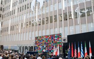 Решение о том, будут ли спортсмены из РФ и Беларуси принимать участие в Олимпиаде в Париже под белым флагом, примут отдельно, сообщили в МОК