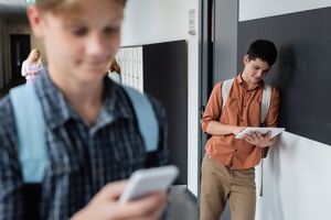 Образование должно по-прежнему быть сосредоточено на "человеческом взаимодействии", говорится в отчете ЮНЕСКО