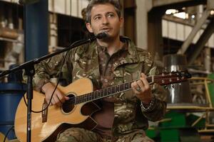 После полномасштабного вторжения российских войск в Украину Серга подписал контракт с ВСУ