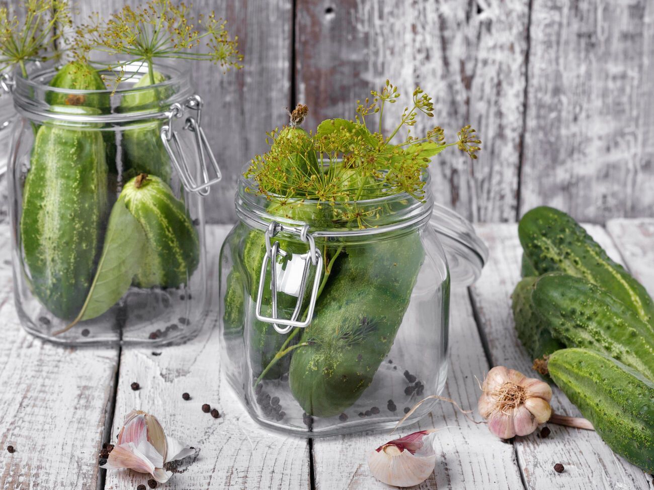 Для приготування маринаду для огірків додайте оцет, сіль та цукор і доведіть до кипіння