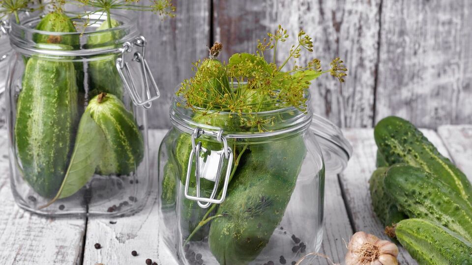 Для приготування маринаду для огірків додайте оцет, сіль та цукор і доведіть до кипіння