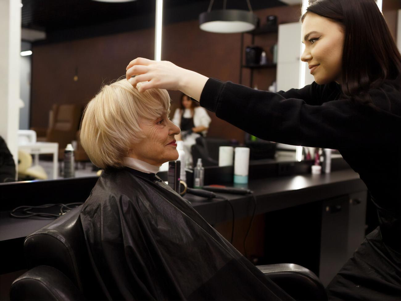 После 60 лет можно выбирать густую челку, поскольку она поможет скрыть морщины на лбу