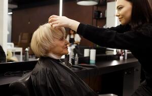 После 60 лет можно выбирать густую челку, поскольку она поможет скрыть морщины на лбу