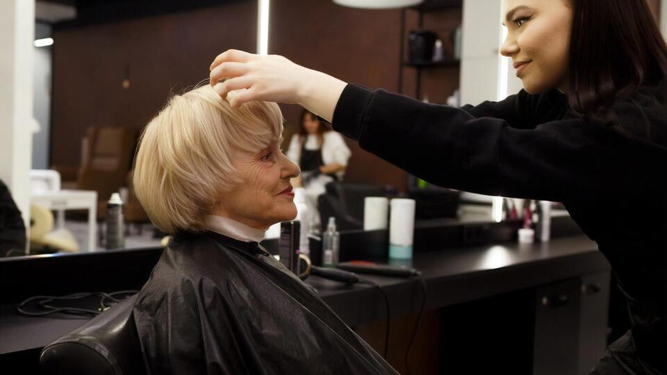 После 60 лет можно выбирать густую челку, поскольку она поможет скрыть морщины на лбу