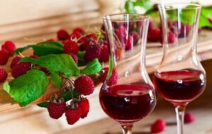 Для наливки понадобится 500 г ягод и 150 г сахара