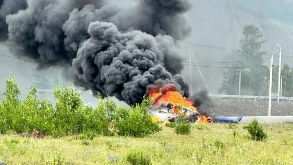 Вертолет задел провода при заходе на посадку, в нем находились туристы, пишут росСМИ