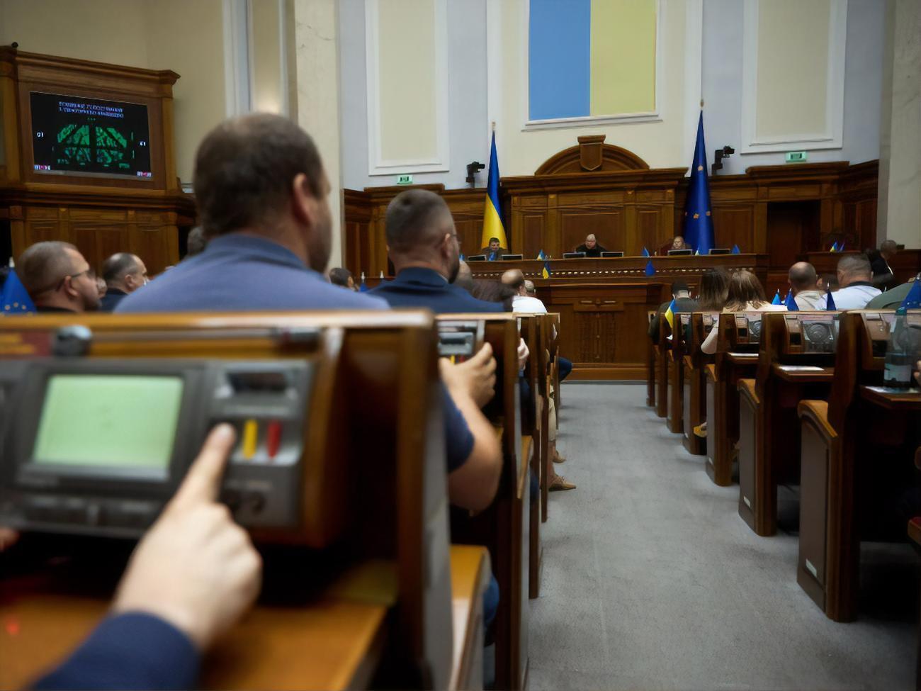 Нардепы приняли законопроекты о продлении срока действия мобилизации и военного положения на 90 дней