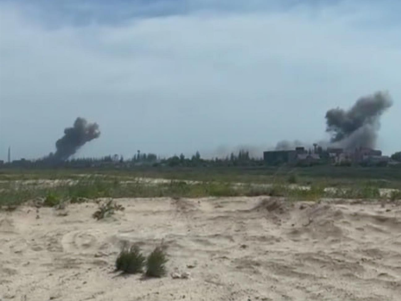 В июне на Арабатской стрелке было несколько прилетов, теперь оккупанты закрыли ее для гражданских