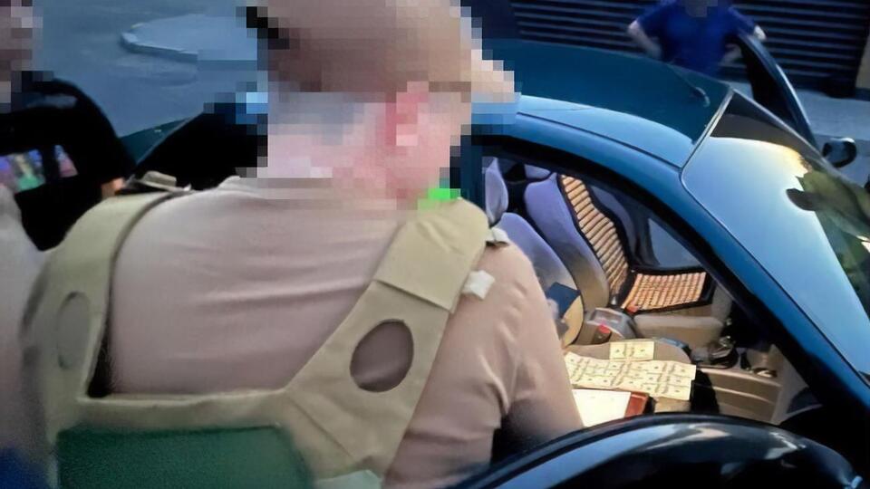 За даними поліції, розмір хабарів, які отримували фігуранти, – від 9 тис. грн до $1,5 тис.