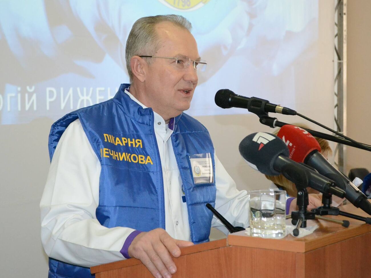 Мы в Мечникова, спасая наших героев, выдержим все. Но если трезво смотреть на человеческие страдания, то в День медработника очень хочется выпить