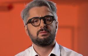 Гварамия: Я абсолютно уверен: они просто посылают, понимаете, скрипты, как работать. Прописанные скрипты разных кампаний, даже отдельных сюжетов, телевизионных репортажей