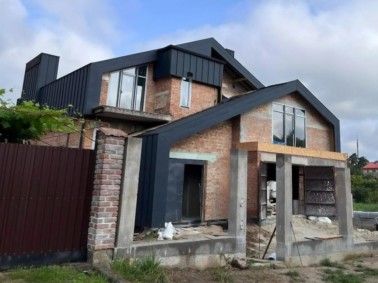 Оцінну вартість будинку в договорі дарування вказано 518,5 тис. грн, земельної ділянки – ще 357,5 тис. грн