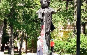 Последние месяцы перед монтажом памятник Пушкину в Полтаве был обмотан черной тканью