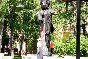 Последние месяцы перед монтажом памятник Пушкину в Полтаве был обмотан черной тканью