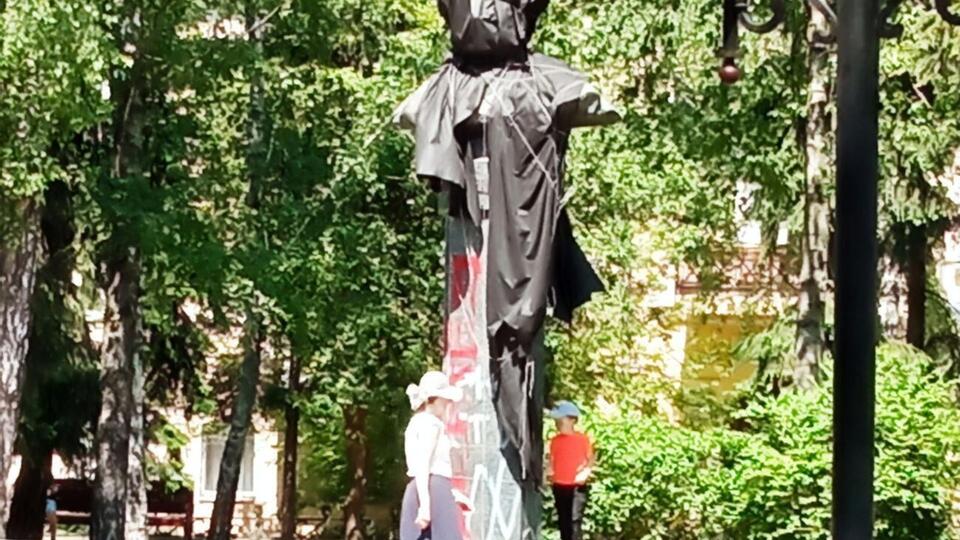 Останні місяці перед демонтажем пам'ятник Пушкіну в Полтаві був обмотаний чорною тканиною