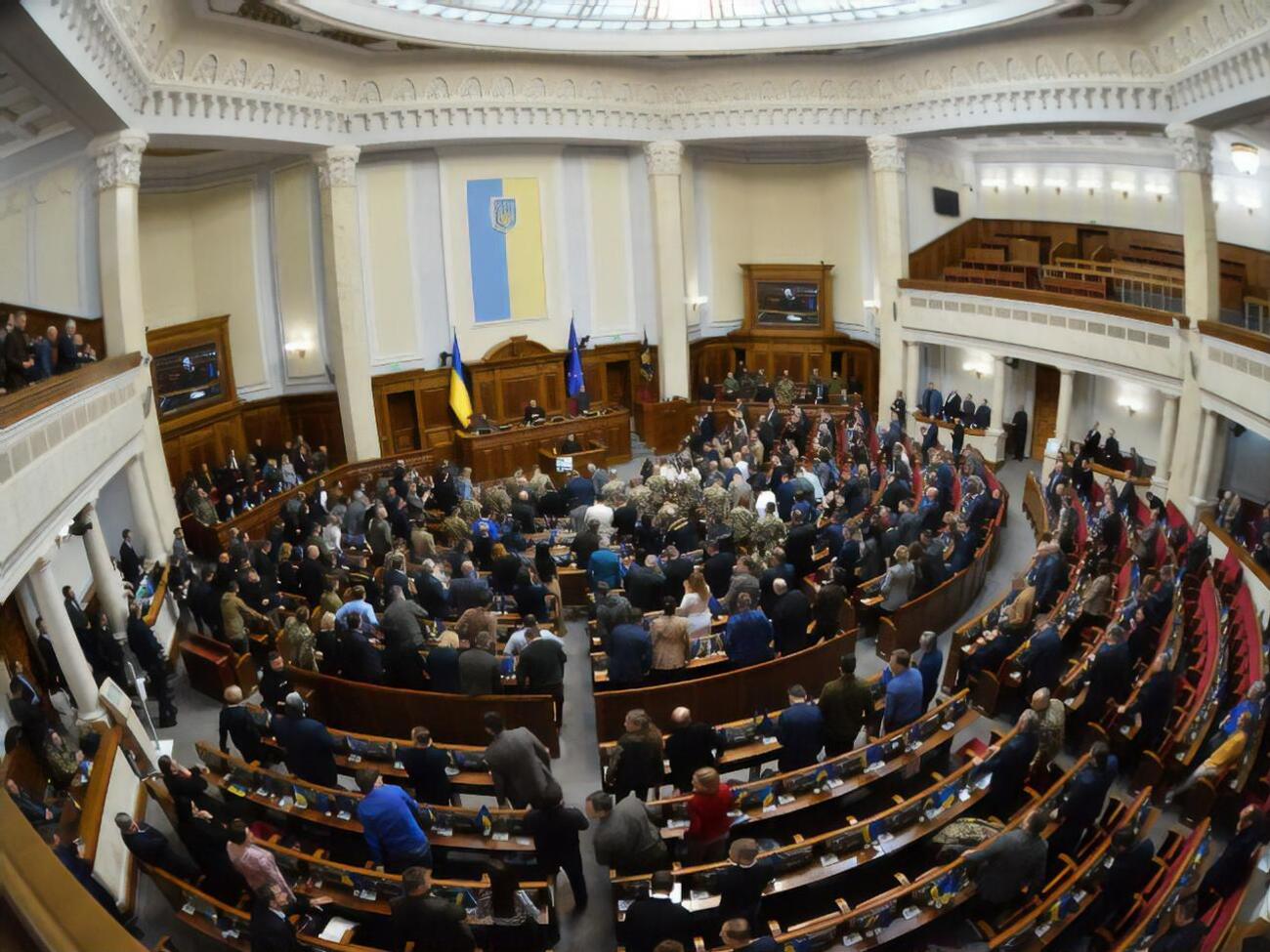 За продовження чинного режиму проведення сесій проголосувало 250 депутатів