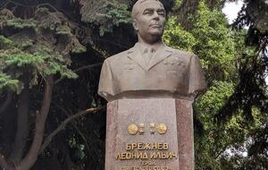 Бюст Брежнева, стоявший на центральном проспекте Каменского, в течение дня демонтировали, перевезли и установили в музейном сквере