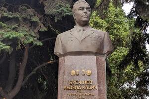 Бюст Брежнева, стоявший на центральном проспекте Каменского, в течение дня демонтировали, перевезли и установили в музейном сквере