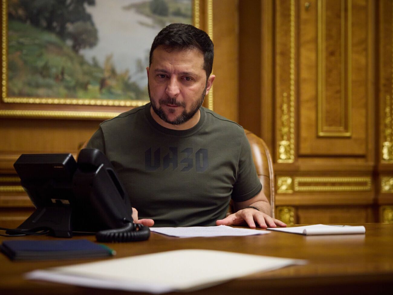 Намерение чиновников или народных депутатов уехать куда-то&nbsp;за границу следует "проверять до секунды", заявил Зеленский