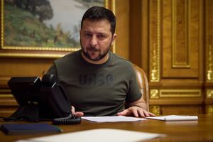 Намерение чиновников или народных депутатов уехать куда-то за границу следует "проверять до секунды", заявил Зеленский