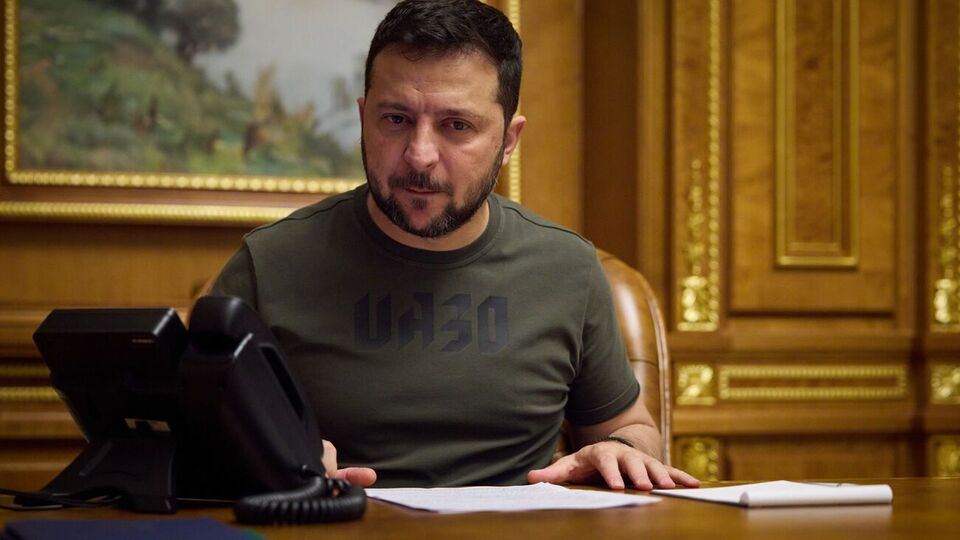 Намерение чиновников или народных депутатов уехать куда-то за границу следует "проверять до секунды", заявил Зеленский