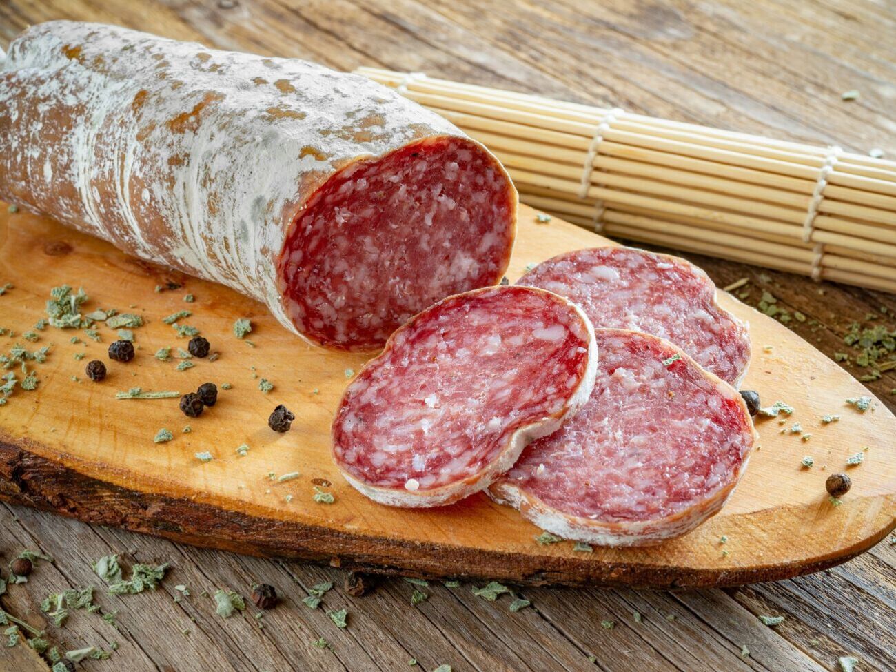 Для приготування домашньої ковбаси салямі знадобиться не звичайна, а нітритна сіль