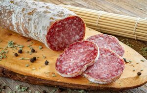 Для приготування домашньої ковбаси салямі знадобиться не звичайна, а нітритна сіль