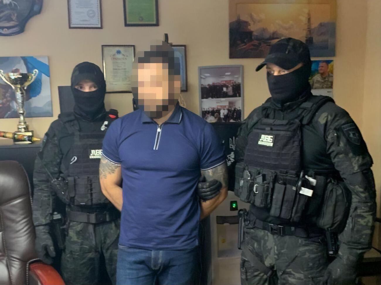 По делу проходят руководитель подразделения полиции, два заместителя и оперативник