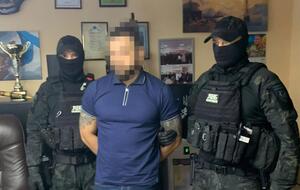 У справі проходять керівник підрозділу поліції, двоє заступників і оперативник