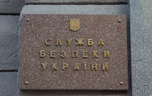 По данным СБУ, с начала полномасштабного вторжения России и до конца июля 2022 года подозреваемый организовал пытки более 100 пленных украинских бойцов