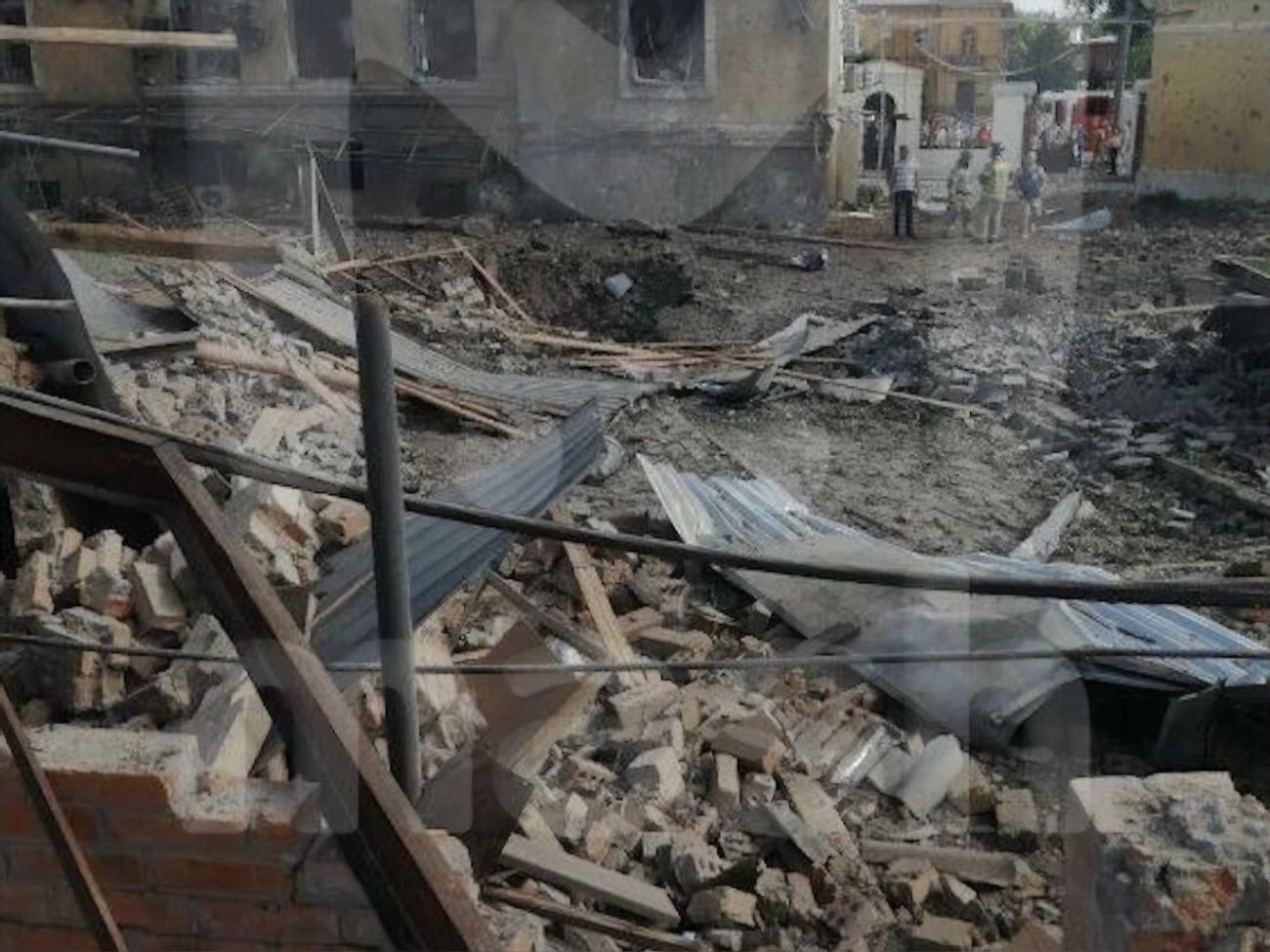 На месте взрыва образовалась воронка диаметром 5 м и глубиной 5 м