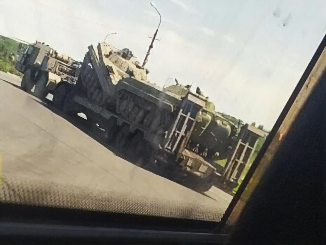 Трейлеры россиян везут тяжелую технику на бердянское направление через Мариуполь