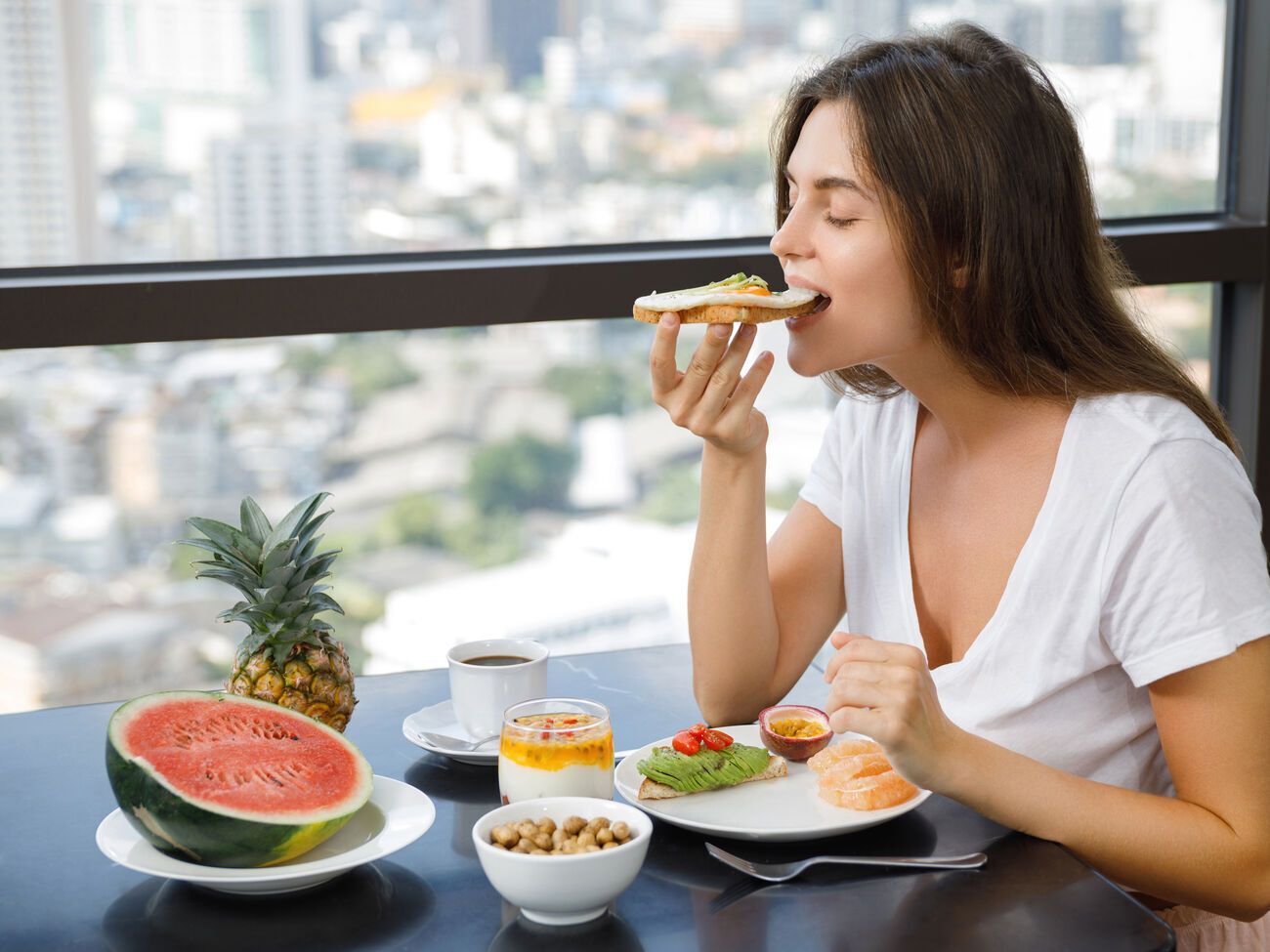 Якщо їсти овочі або фрукти перед основною стравою, це сприятиме зменшенню кількості споживаної їжі